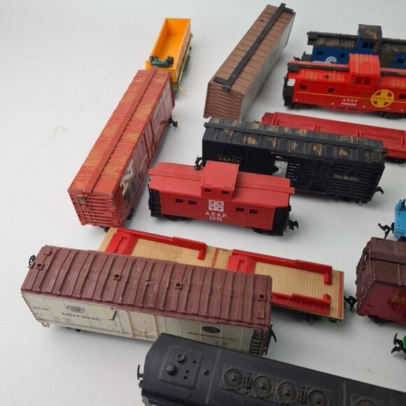 Mixed Lot HO Scale Trains Cars- Freight Boxcars-Flats-Tankers Locomotives T04 - Picture 8 of 13